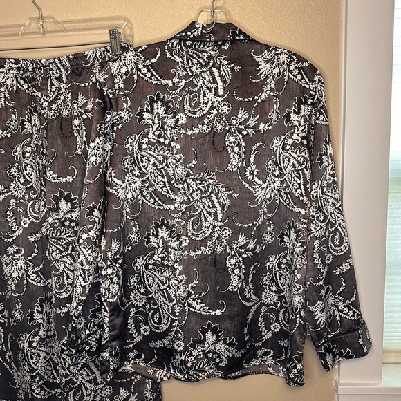 Cabernet Black and White Paisley Pajama Set Size Small - Picture 5 of 6